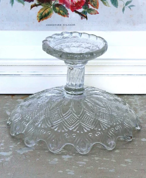 Oude Franse schaal op voet – persglas
