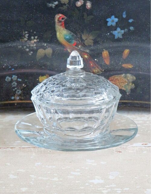 Oude glazen confiturepot met schotel