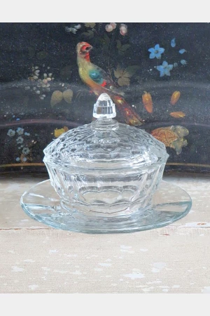 Oude glazen confiturepot met schotel
