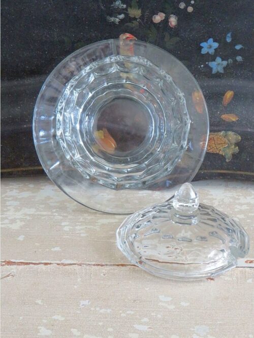 Oude glazen confiturepot met schotel