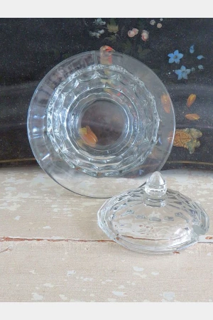 Oude glazen confiturepot met schotel