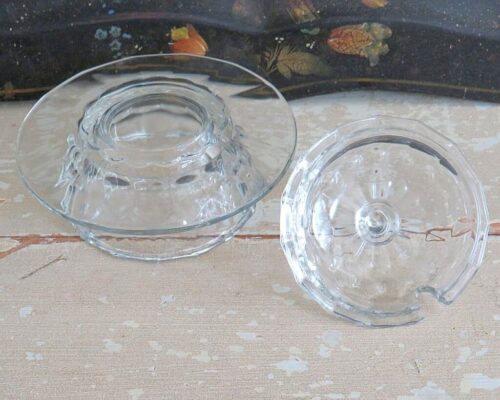 Oude glazen confiturepot met schotel
