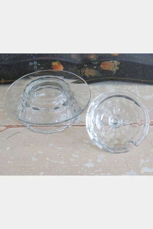 Oude glazen confiturepot met schotel