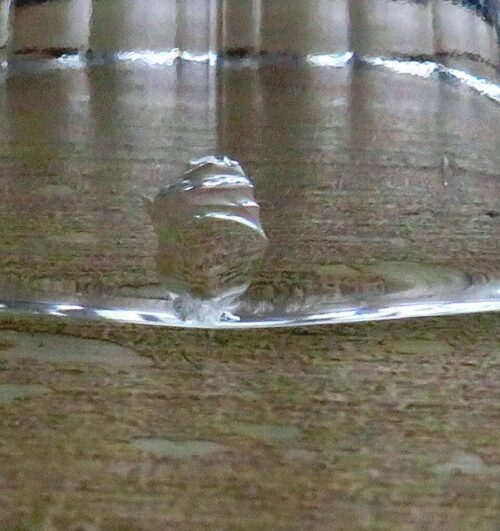 Oude glazen confiturepot met schotel