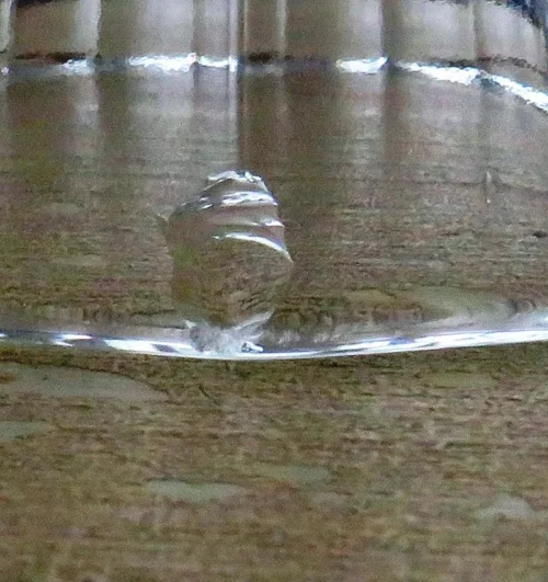 Oude glazen confiturepot met schotel