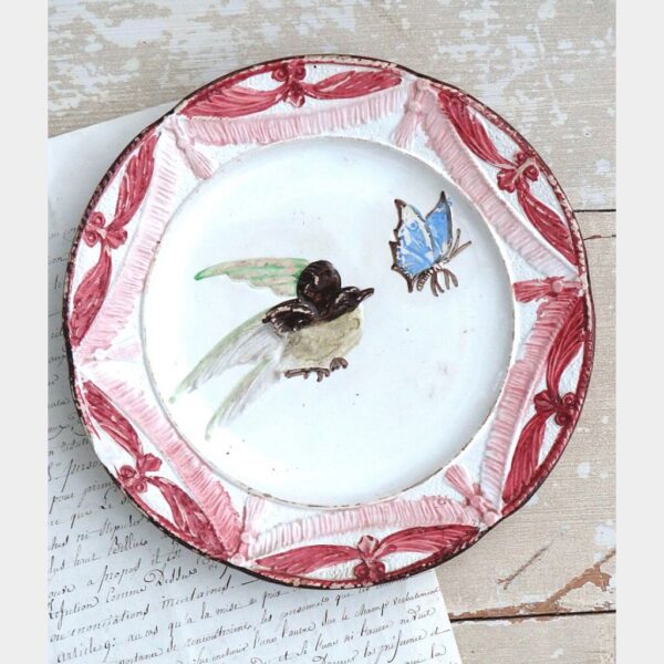 Antiek Frans barbotine bordje “Vogeltje, vlinder en guirlandes”