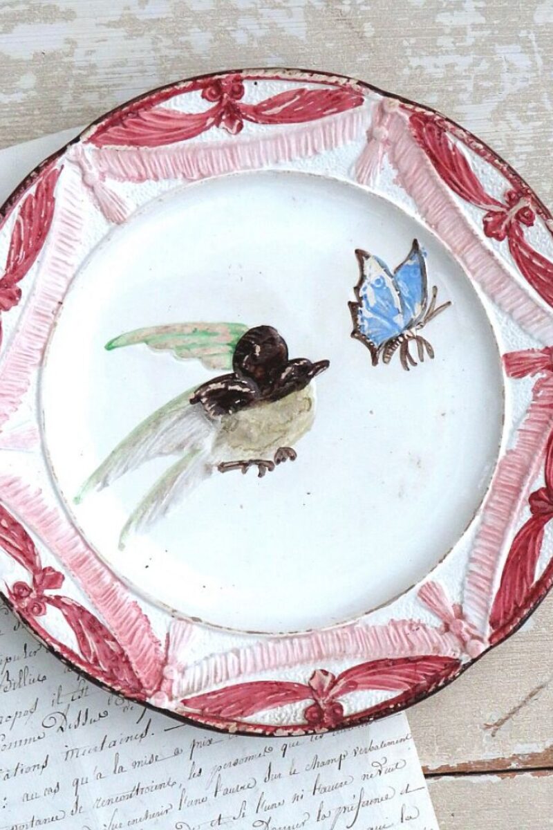Antiek Frans barbotine bordje “Vogeltje, vlinder en guirlandes”