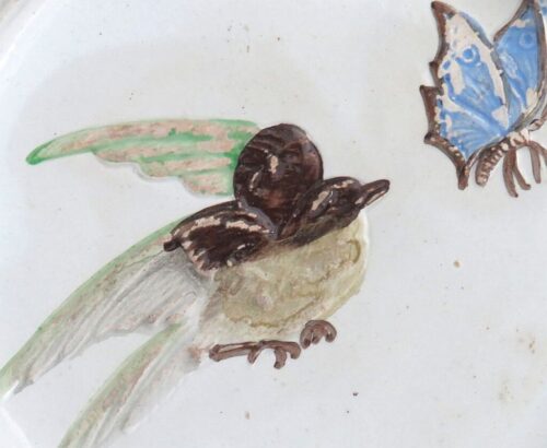Antiek Frans barbotine bordje "Vogeltje, vlinder en guirlandes"