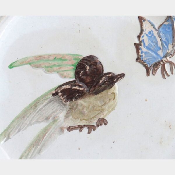 Antiek Frans barbotine bordje "Vogeltje, vlinder en guirlandes"