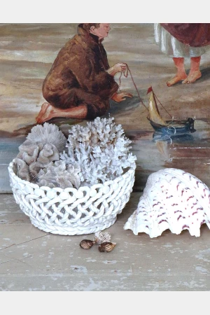 Oude gevlochten keramische mand