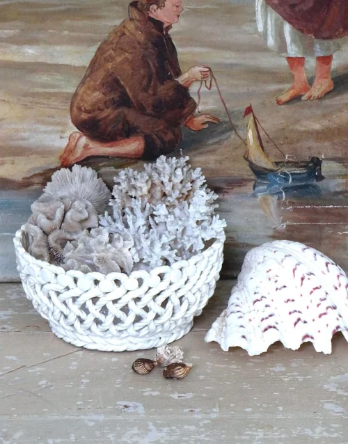 Oude gevlochten keramische mand