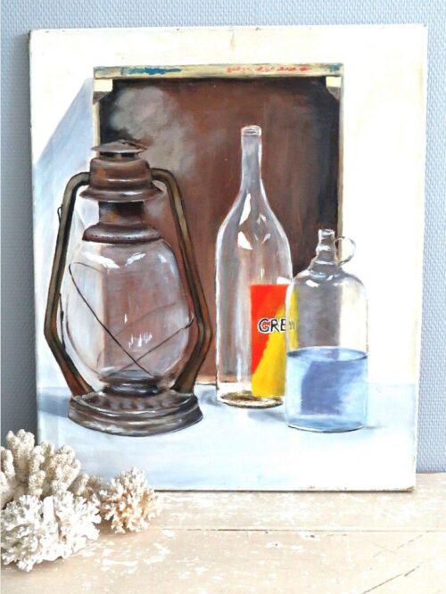 Oud schilderij stilleven "Olielamp, krat  en flessen"