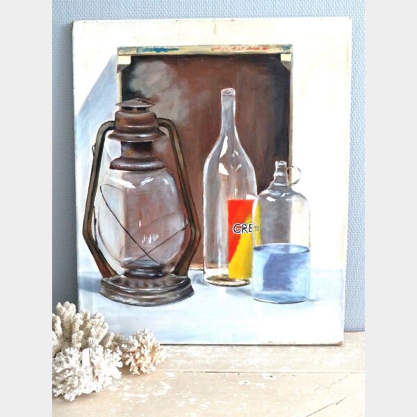 Oud schilderij stilleven "Olielamp, krat  en flessen"