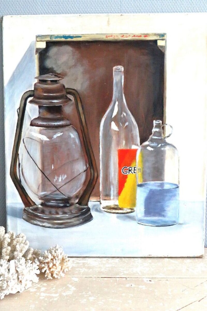 Oud schilderij stilleven "Olielamp, krat  en flessen"
