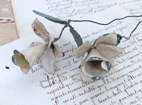 2 Oude zinken bloemen - W