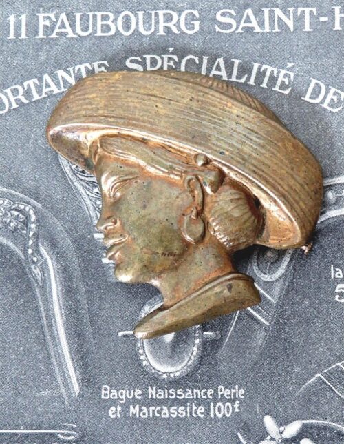Oude Franse broche"Aziatische dame "