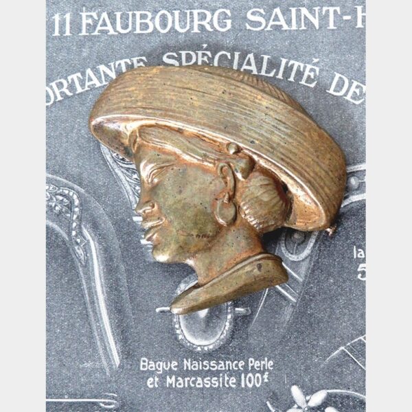 Oude Franse broche"Aziatische dame "