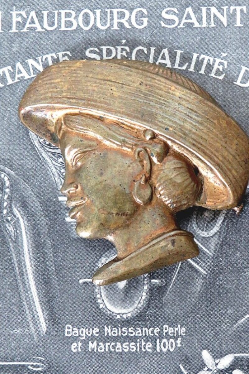 Oude Franse broche"Aziatische dame "