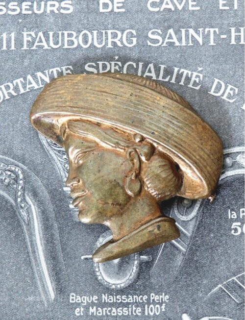 Oude Franse broche"Aziatische dame "