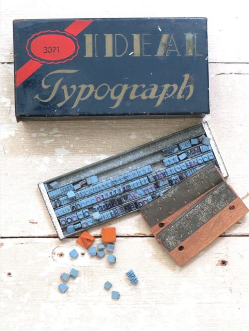 Oude stempeldoos "Ideal Typograph"