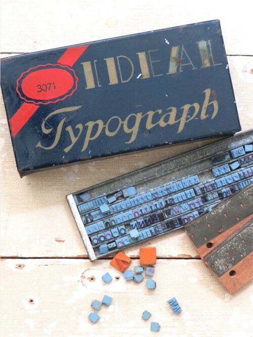 Oude stempeldoos "Ideal Typograph"