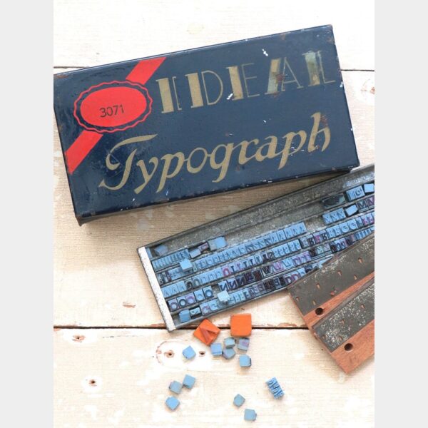 Oude stempeldoos "Ideal Typograph"