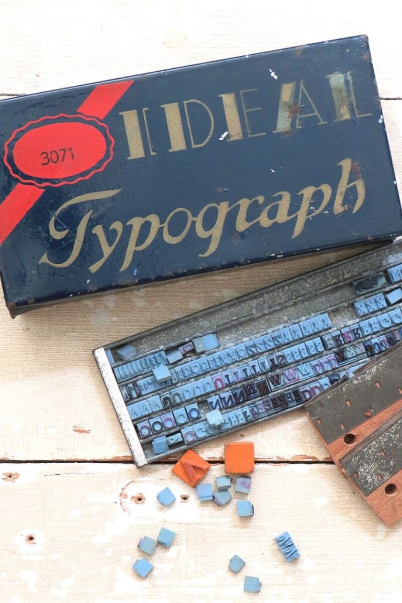 Oude stempeldoos "Ideal Typograph"