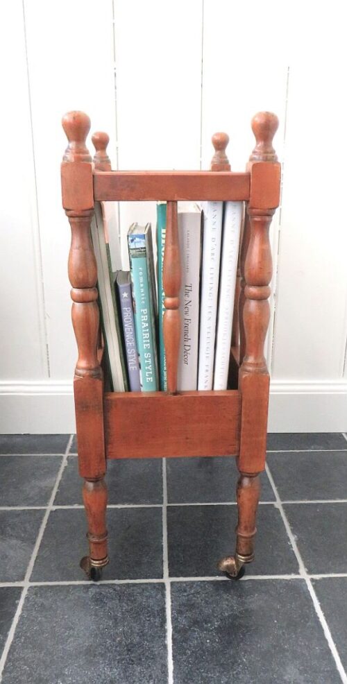 Oude houten boekentrolley/ boekenrek/ lectuurbak