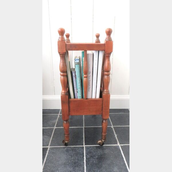Oude houten boekentrolley/ boekenrek/ lectuurbak