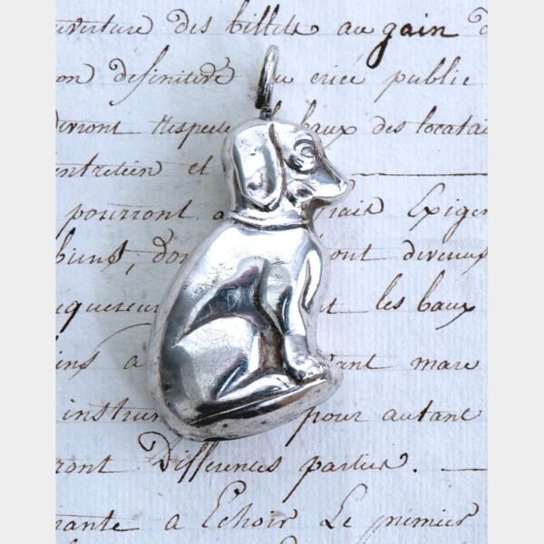 Oud verzilverd hondje