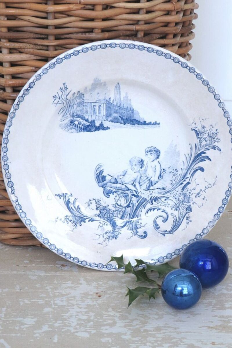 Frans bord St Amand "Trianon"