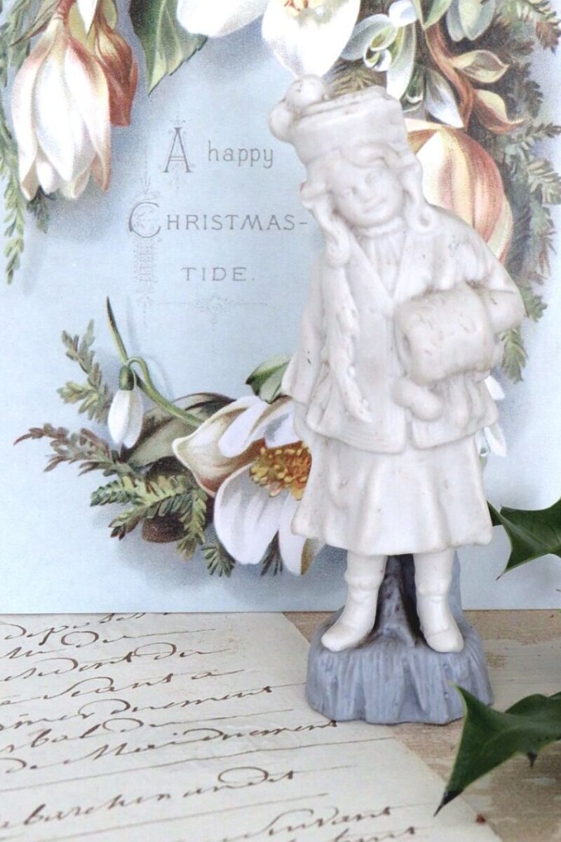 Antiek Frans  biscuitbeeldje/ vaasje  "Meisje met moffen"