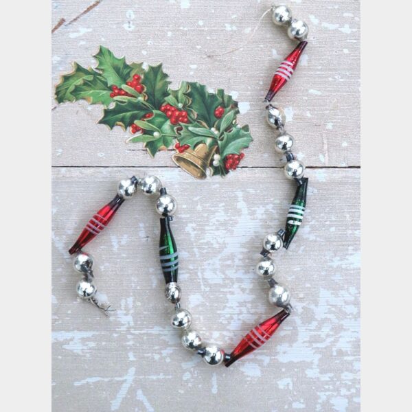 Antieke glazen kralenketting zilver, rood en groen