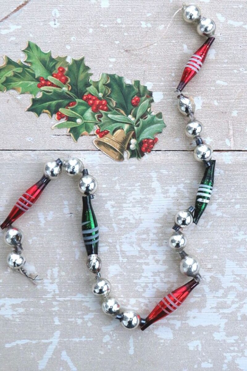 Antieke glazen kralenketting zilver, rood en groen