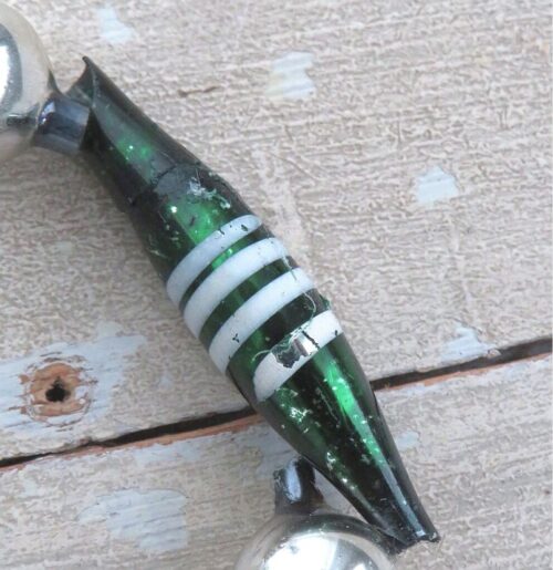 Antieke glazen kralenketting zilver, rood en groen