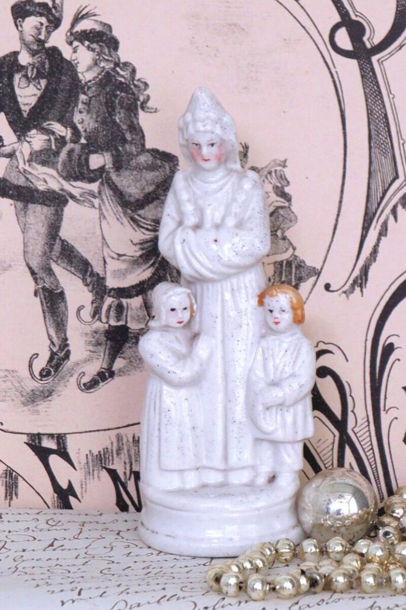 Antiek Frans porseleinen beeldje "Moeder en kinderen"