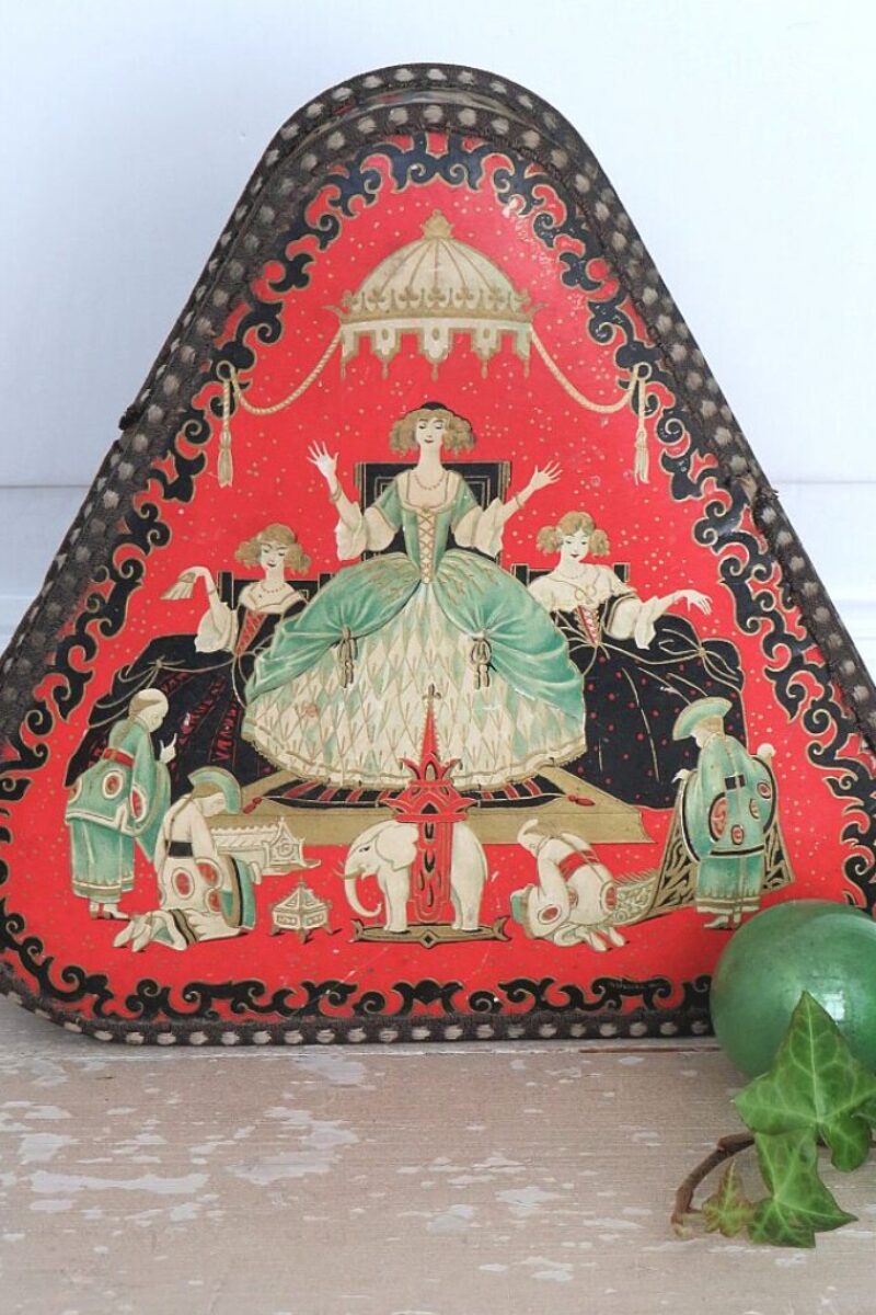 Antieke Franse  chocoladedoos 'A LA MARQUISE DE SÉVIGNÉ', Paris 1910-1920