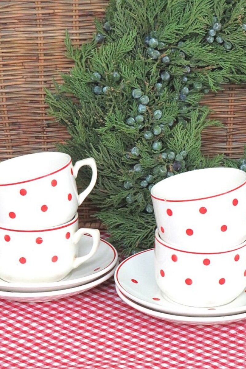 Set ( 4st.) oude kop en schotels "Wit met rode stippen"