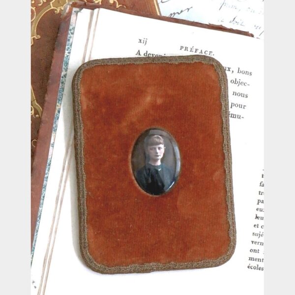 Oud fluwelen lijstje met fotomedaillon "Meisje"