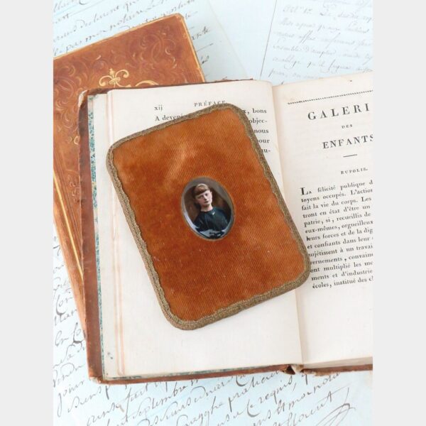 Oud fluwelen lijstje met fotomedaillon "Meisje"