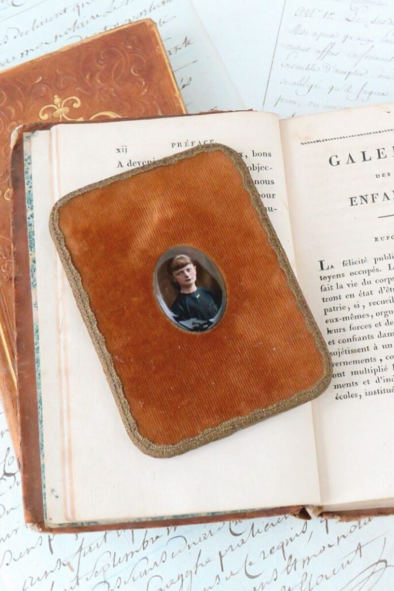 Oud fluwelen lijstje met fotomedaillon "Meisje"