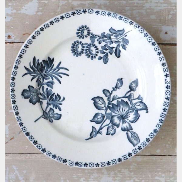 Oude koekjesschaal op voet "Bloemen"