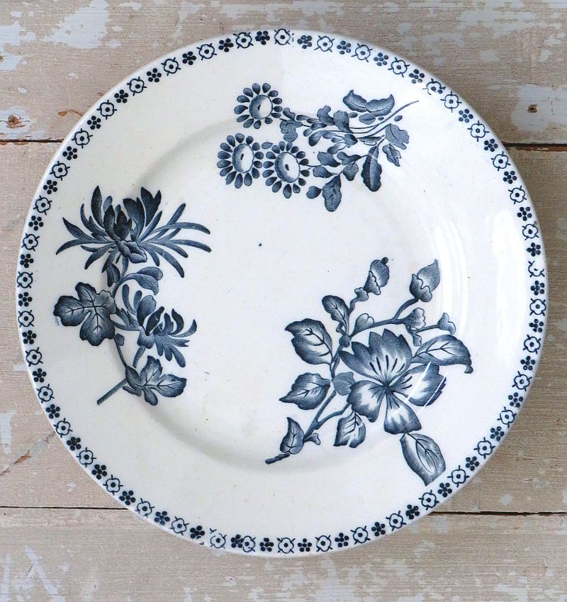 Oude koekjesschaal op voet "Bloemen"