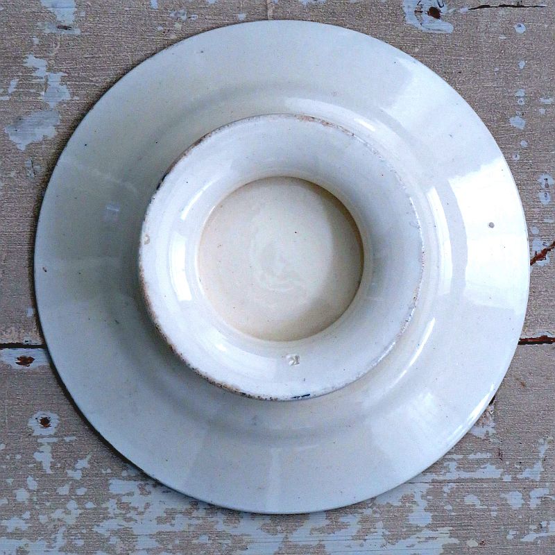 Oude koekjesschaal op voet "Bloemen"