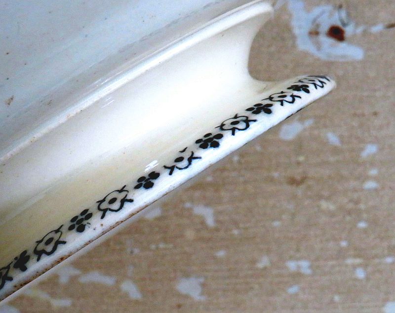 Oude koekjesschaal op voet "Bloemen"