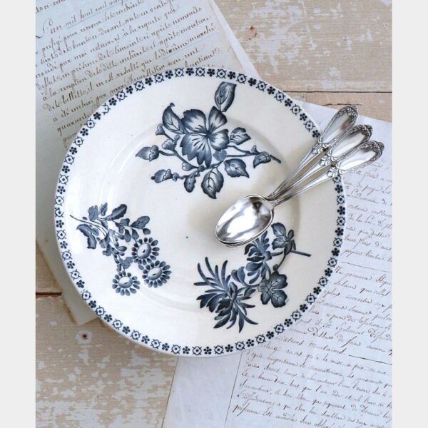 Oude koekjesschaal op voet "Bloemen"