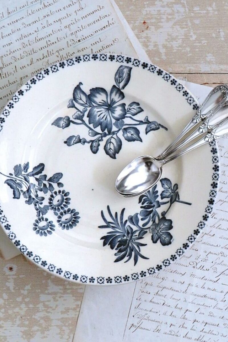 Oude koekjesschaal op voet "Bloemen"