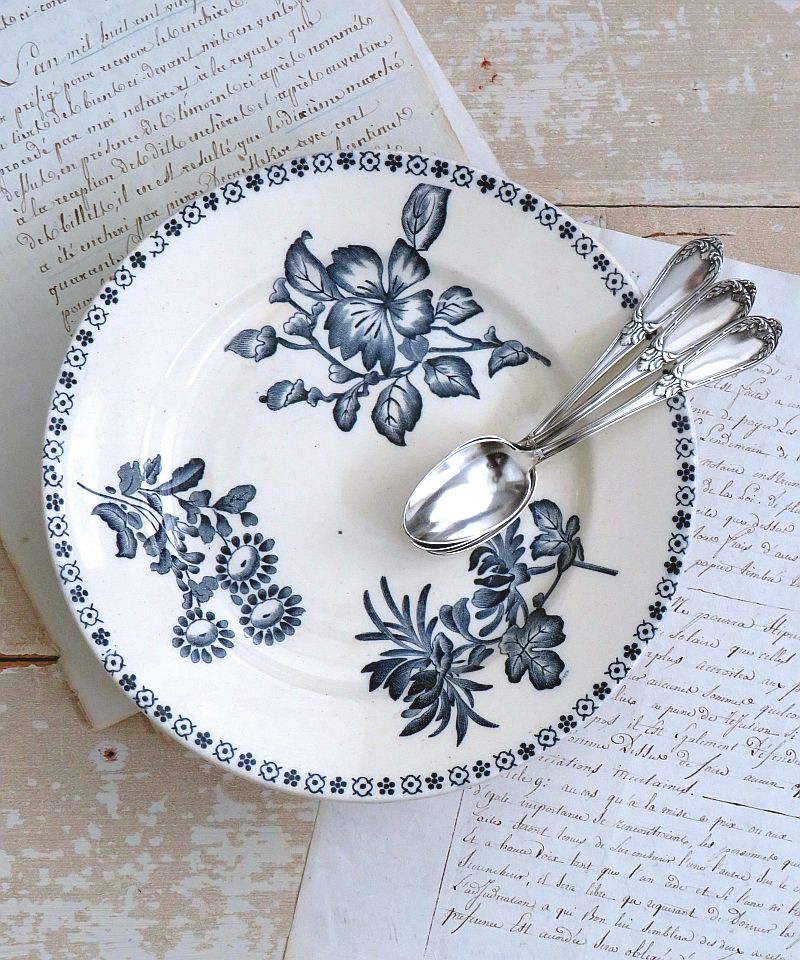 Oude koekjesschaal op voet "Bloemen"