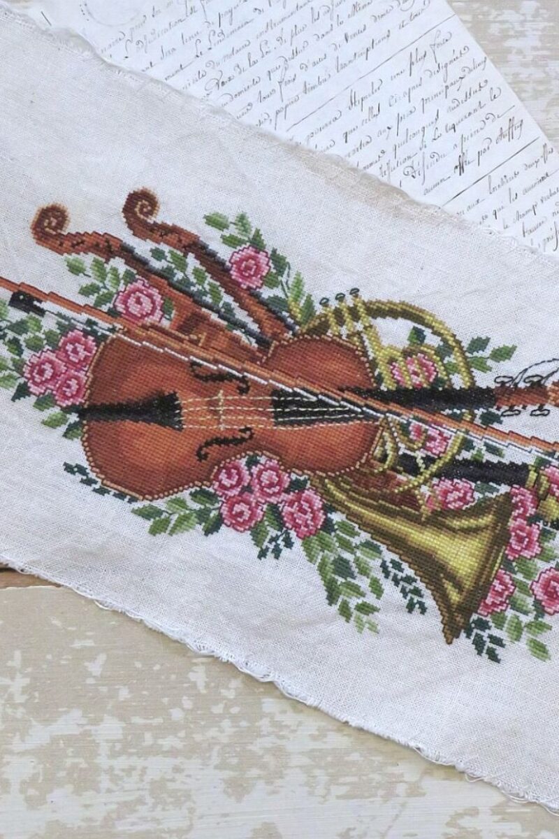 Borduurwerk "Muziekinstrumenten & Rozen"