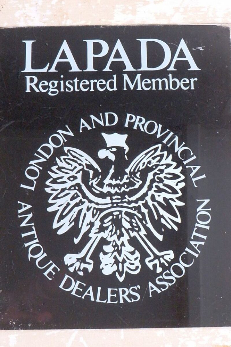Oud Engels vintage lidmaatschapbord “London and Provincial Antique Dealers’ Association”